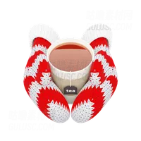 一杯热茶针织红色手套 Cup of hot tea in knitted red mittens